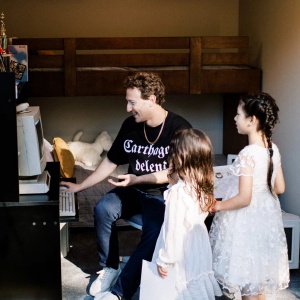 Mark Zuckerberg with daughters (Source: Instagram)